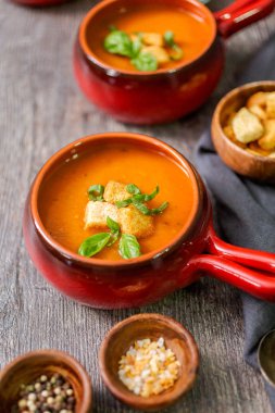 Taze fesleğen ve kruton ile kavrulmuş domates çorbası.