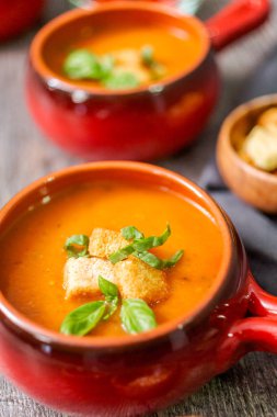 Taze fesleğen ve kruton ile kavrulmuş domates çorbası.