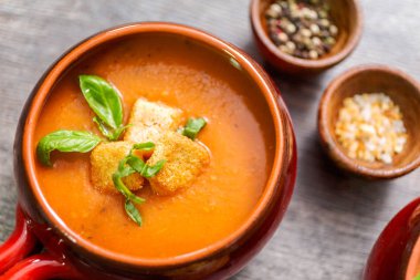 Taze fesleğen ve kruton ile kavrulmuş domates çorbası.