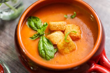 Taze fesleğen ve kruton ile kavrulmuş domates çorbası.