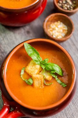 Taze fesleğen ve kruton ile kavrulmuş domates çorbası.