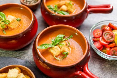 Taze fesleğen ve kruton ile kavrulmuş domates çorbası.