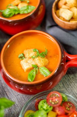 Taze fesleğen ve kruton ile kavrulmuş domates çorbası.