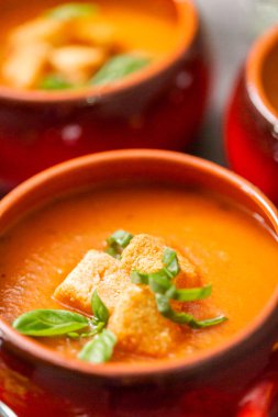 Taze fesleğen ve kruton ile kavrulmuş domates çorbası.