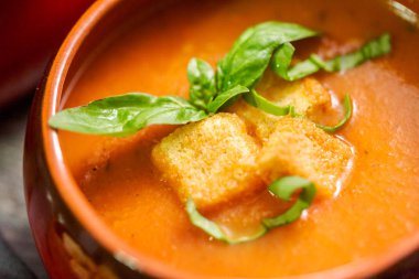 Taze fesleğen ve kruton ile kavrulmuş domates çorbası.