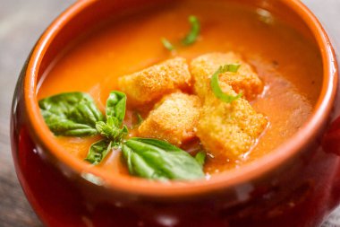 Taze fesleğen ve kruton ile kavrulmuş domates çorbası.