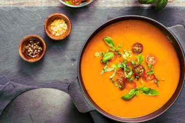 Taze fesleğen ve kruton ile kavrulmuş domates çorbası.