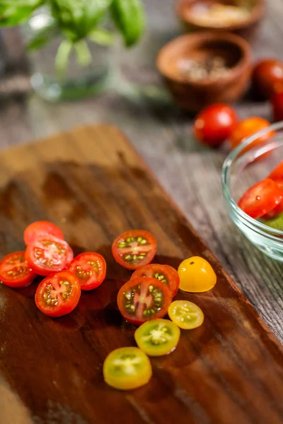 Hatıra cherry domates ahşap kesme tahtası üzerinde Dilimleme.