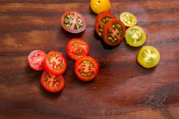 Hatıra cherry domates ahşap kesme tahtası üzerinde Dilimleme.