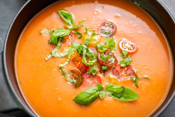 Dökme demir tencereye kavrulmuş domates çorbası.