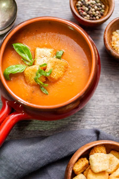 Taze fesleğen ve kruton ile kavrulmuş domates çorbası.