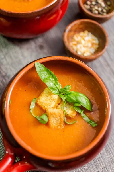 Taze fesleğen ve kruton ile kavrulmuş domates çorbası.