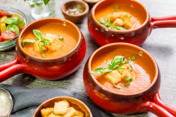 Taze fesleğen ve kruton ile kavrulmuş domates çorbası.