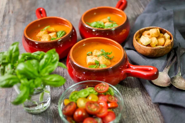 Sopa Tomate Asado Con Albahaca Fresca Croutons — Foto de Stock