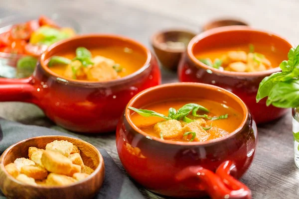 Taze fesleğen ve kruton ile kavrulmuş domates çorbası.