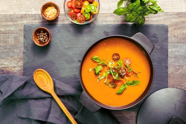 Taze fesleğen ve kruton ile kavrulmuş domates çorbası.