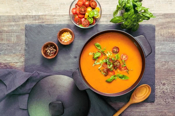 Taze fesleğen ve kruton ile kavrulmuş domates çorbası.