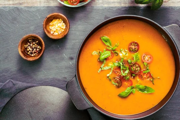 Taze fesleğen ve kruton ile kavrulmuş domates çorbası.