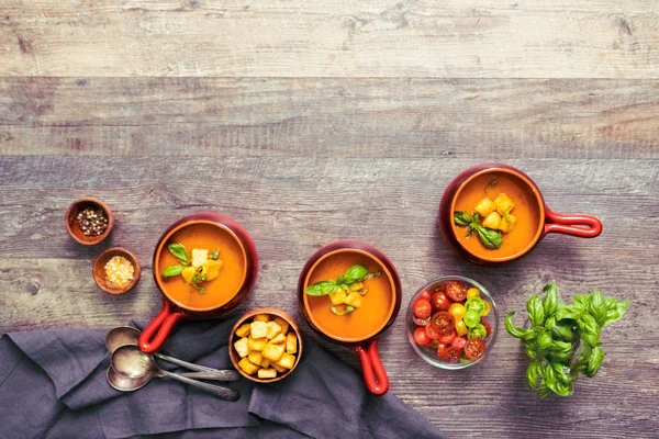 Taze fesleğen ve kruton ile kavrulmuş domates çorbası.