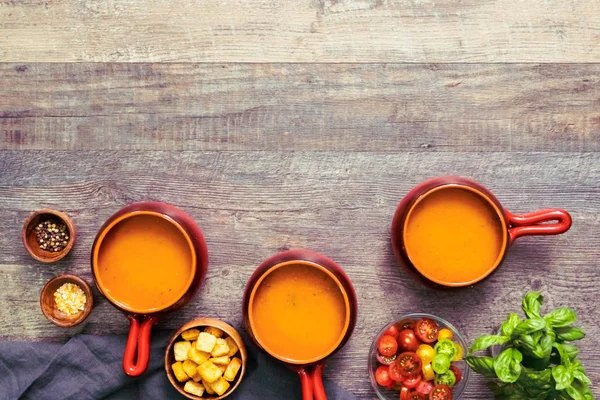 Taze fesleğen ve kruton ile kavrulmuş domates çorbası.