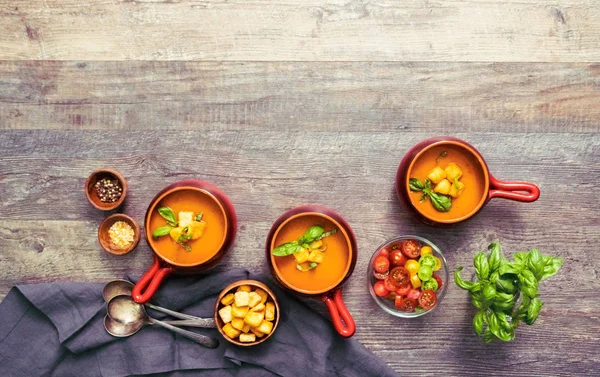 Taze fesleğen ve kruton ile kavrulmuş domates çorbası.