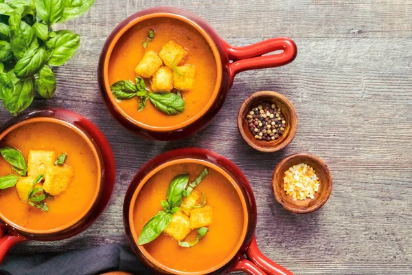 Taze fesleğen ve kruton ile kavrulmuş domates çorbası.