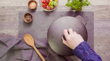 Adım adım. Dökme demir tencereye kavrulmuş domates çorbası.