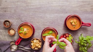 Adım adım. Taze fesleğen ve kruton ile kavrulmuş domates çorbası.