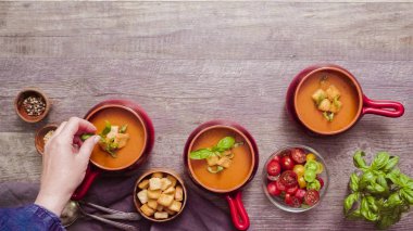 Adım adım. Taze fesleğen ve kruton ile kavrulmuş domates çorbası.