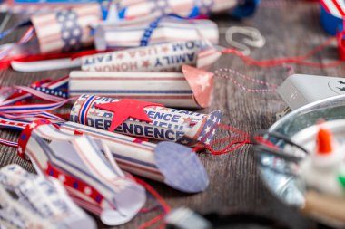 Kağıt kırmızı, beyaz ve mavi kağıttan yapılmış 4 Temmuz havai fişek kutlama.