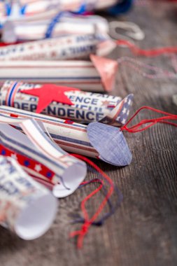 Kağıt kırmızı, beyaz ve mavi kağıttan yapılmış 4 Temmuz havai fişek kutlama.