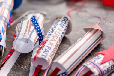 Kağıt kırmızı, beyaz ve mavi kağıttan yapılmış 4 Temmuz havai fişek kutlama.