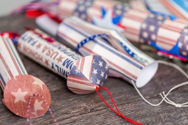 Kağıt kırmızı, beyaz ve mavi kağıttan yapılmış 4 Temmuz havai fişek kutlama.