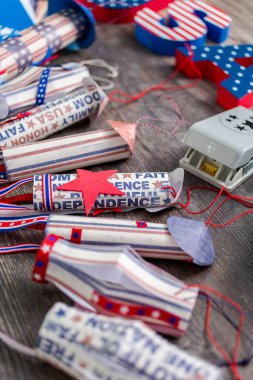 Kağıt kırmızı, beyaz ve mavi kağıttan yapılmış 4 Temmuz havai fişek kutlama.