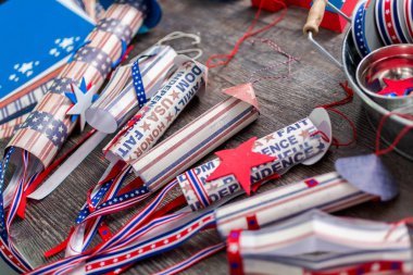 Kağıt kırmızı, beyaz ve mavi kağıttan yapılmış 4 Temmuz havai fişek kutlama.