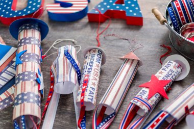 Kağıt kırmızı, beyaz ve mavi kağıttan yapılmış 4 Temmuz havai fişek kutlama.