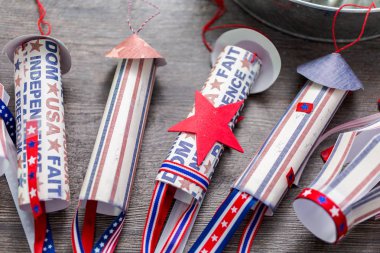 Kağıt kırmızı, beyaz ve mavi kağıttan yapılmış 4 Temmuz havai fişek kutlama.