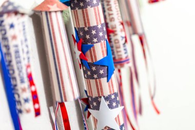 Kağıt kırmızı, beyaz ve mavi kağıttan yapılmış 4 Temmuz havai fişek kutlama.