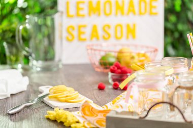 Frambuazlı limonata taze limon ve mason kavanoz içme içinde ahududu ile süslenmiş.