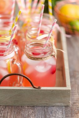 Frambuazlı limonata taze limon ve mason kavanoz içme içinde ahududu ile süslenmiş.