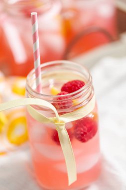 Frambuazlı limonata taze limon ve mason kavanoz içme içinde ahududu ile süslenmiş.