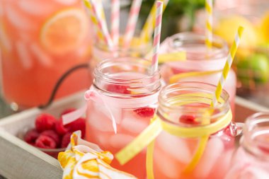 Frambuazlı limonata taze limon ve mason kavanoz içme içinde ahududu ile süslenmiş.