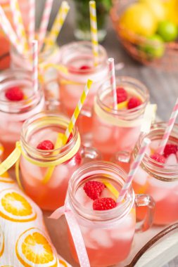 Frambuazlı limonata taze limon ve mason kavanoz içme içinde ahududu ile süslenmiş.