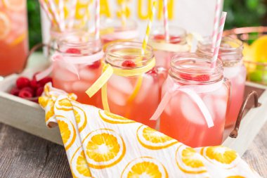 Frambuazlı limonata taze limon ve mason kavanoz içme içinde ahududu ile süslenmiş.