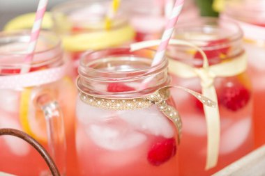 Frambuazlı limonata taze limon ve mason kavanoz içme içinde ahududu ile süslenmiş.