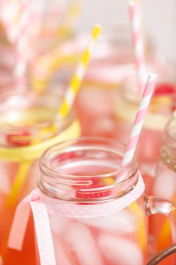 Frambuazlı limonata taze limon ve mason kavanoz içme içinde ahududu ile süslenmiş.