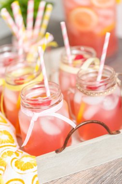 Frambuazlı limonata taze limon ve mason kavanoz içme içinde ahududu ile süslenmiş.