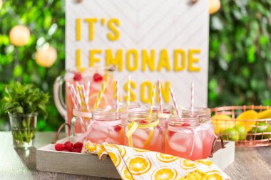 Frambuazlı limonata taze limon ve mason kavanoz içme içinde ahududu ile süslenmiş.