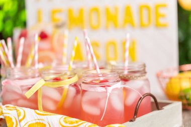 Frambuazlı limonata taze limon ve mason kavanoz içme içinde ahududu ile süslenmiş.