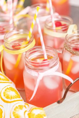 Frambuazlı limonata taze limon ve mason kavanoz içme içinde ahududu ile süslenmiş.